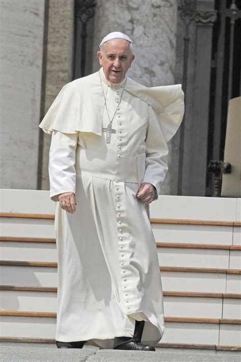 what is the pope's clothing